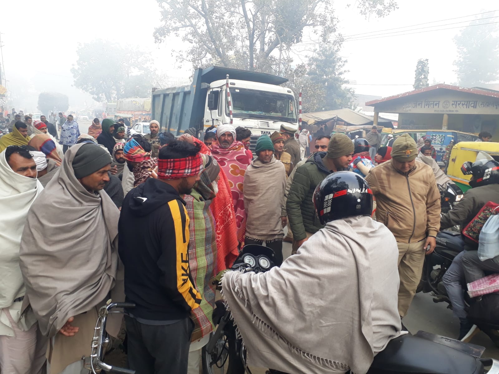 सरसावा थाने के सामने इक्टठा हुई ग्रामीणों की भीड़ सरसावा थाने के सामने इक्टठा हुई ग्रामीणों की भीड़