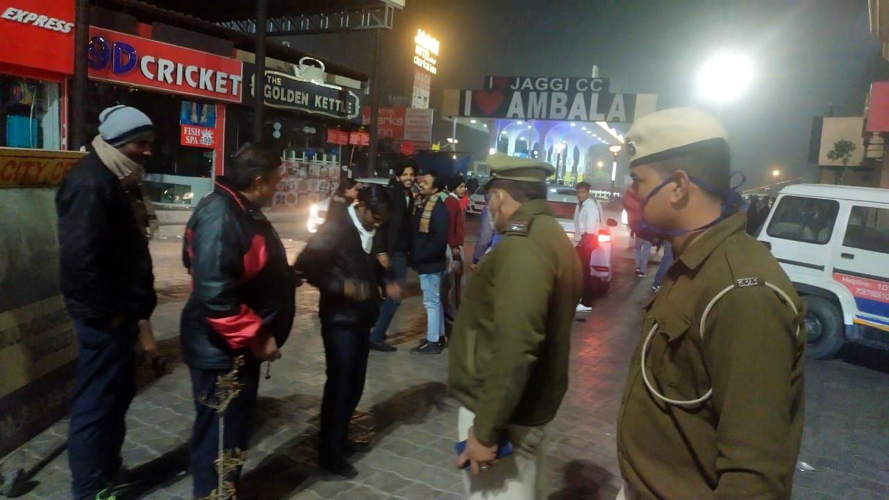 नाइट कर्फ्यू से पहले जग्गी सिटी सेंटर पहुंची पुलिस लोगों को घर भेजते हुए। नाइट कर्फ्यू से पहले जग्गी सिटी सेंटर पहुंची पुलिस लोगों को घर भेजते हुए।