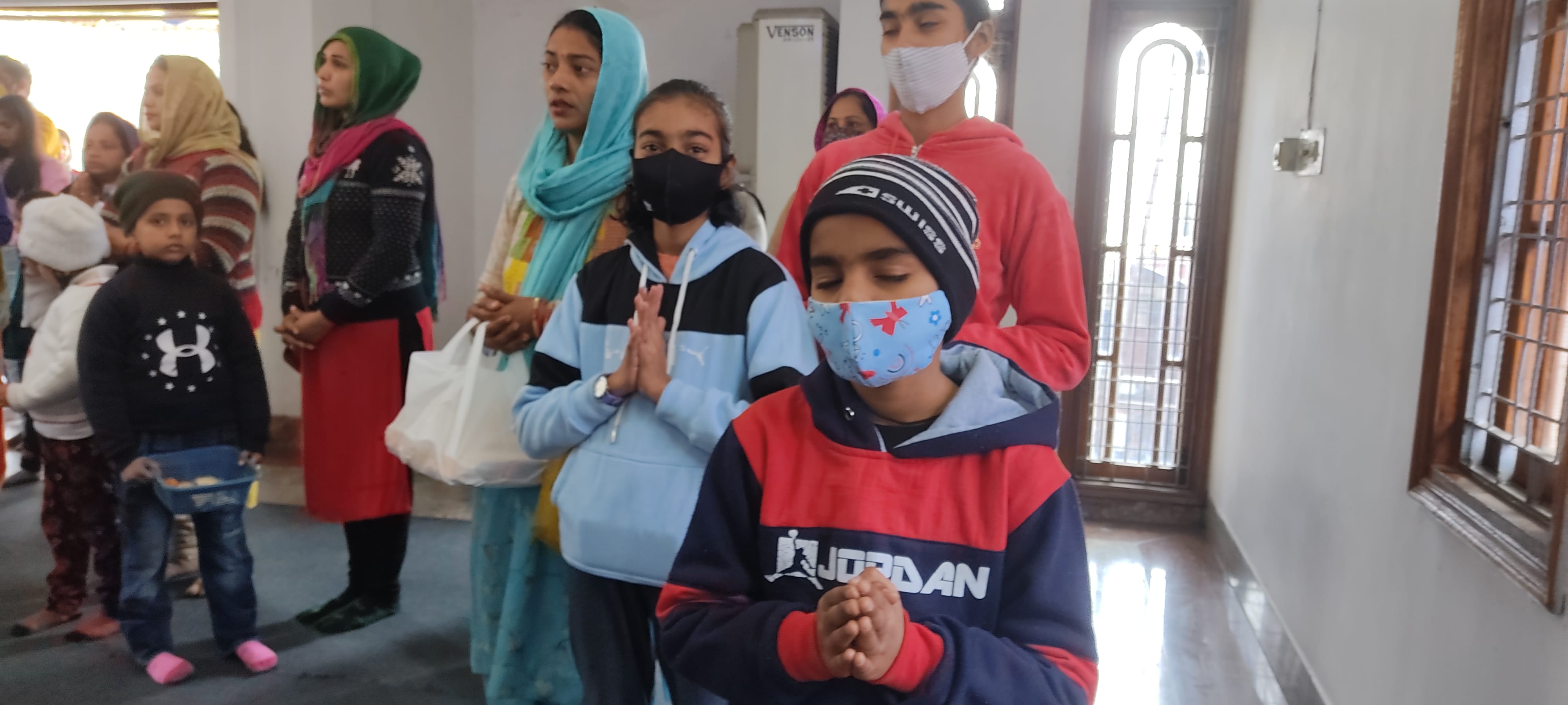 नव वर्ष के प्रथम दिन साईं धाम मंदिर में पूजा अर्चना करते श्रद्धालु नव वर्ष के प्रथम दिन साईं धाम मंदिर में पूजा अर्चना करते श्रद्धालु