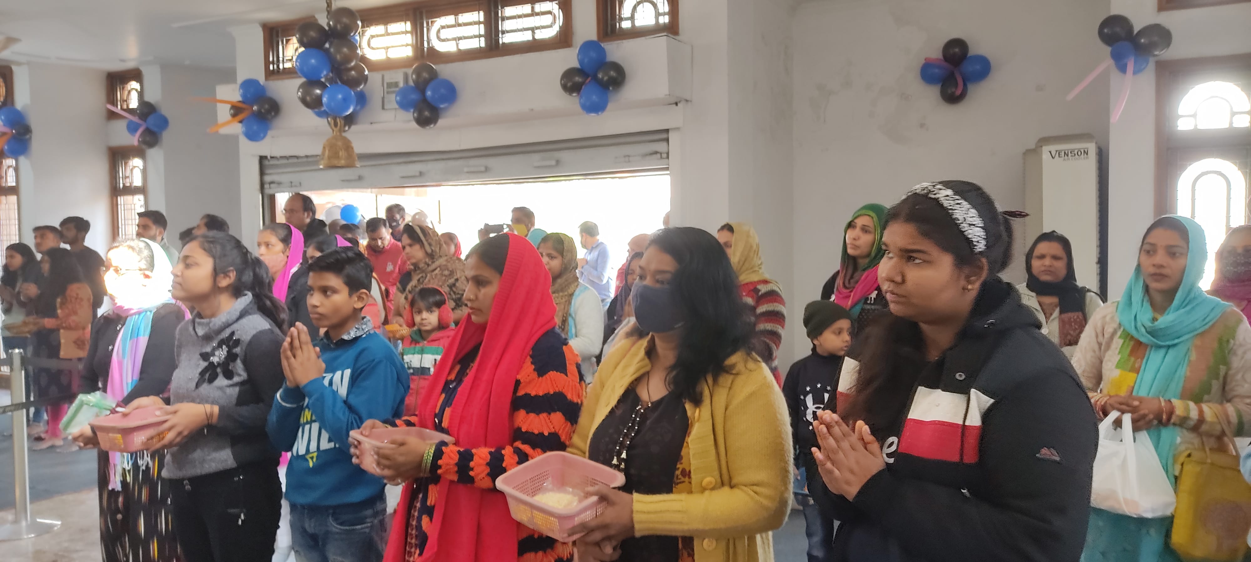 नव वर्ष के प्रथम दिन साईं धाम मंदिर में पूजा अर्चना करते श्रद्धालु नव वर्ष के प्रथम दिन साईं धाम मंदिर में पूजा अर्चना करते श्रद्धालु