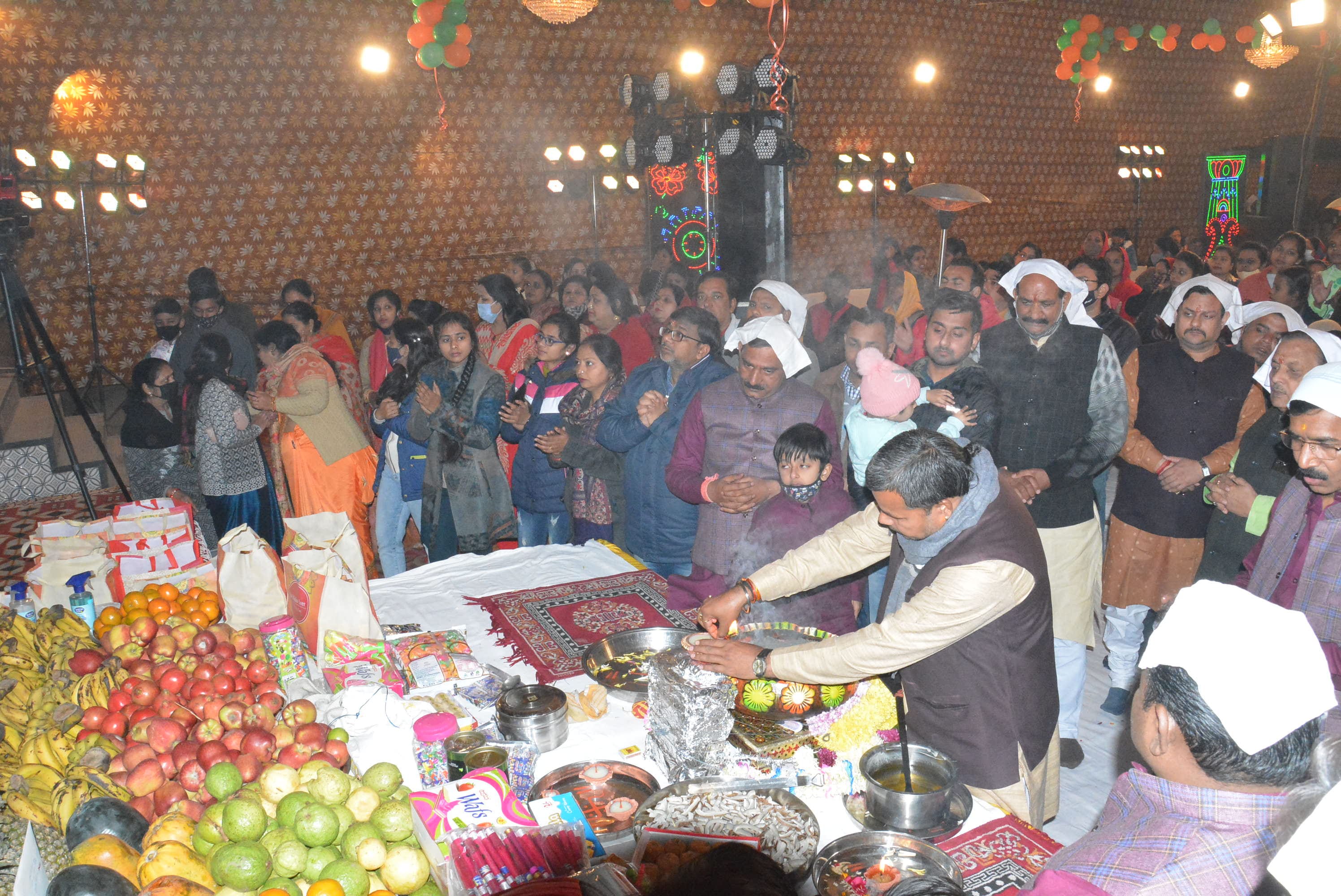 नई मंडी में नव वर्ष पर आयोजित श्याम वंदना महोत्सव का शुभारंभ करते अतिथि। नई मंडी में नव वर्ष पर आयोजित श्याम वंदना महोत्सव का शुभारंभ करते अतिथि।
