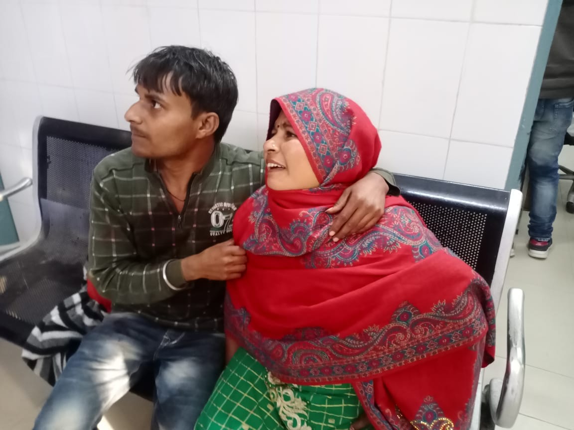 मृतक युवती की मां वह भाई अस्पताल में विलाप करते