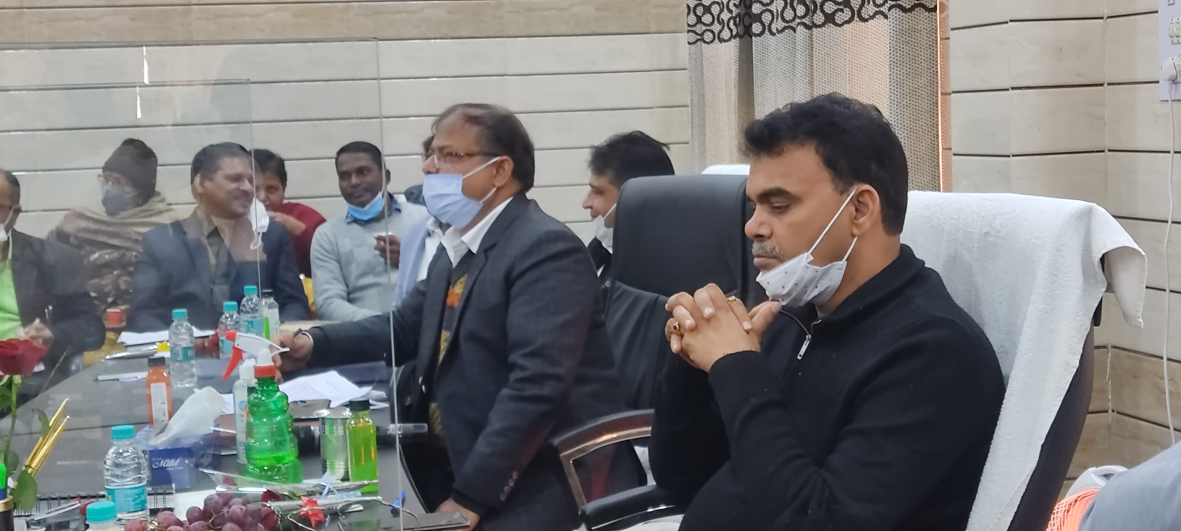 सदर तहसील में आयोजित संपूर्ण समाधान दिवस में समस्या सुनते डीएम