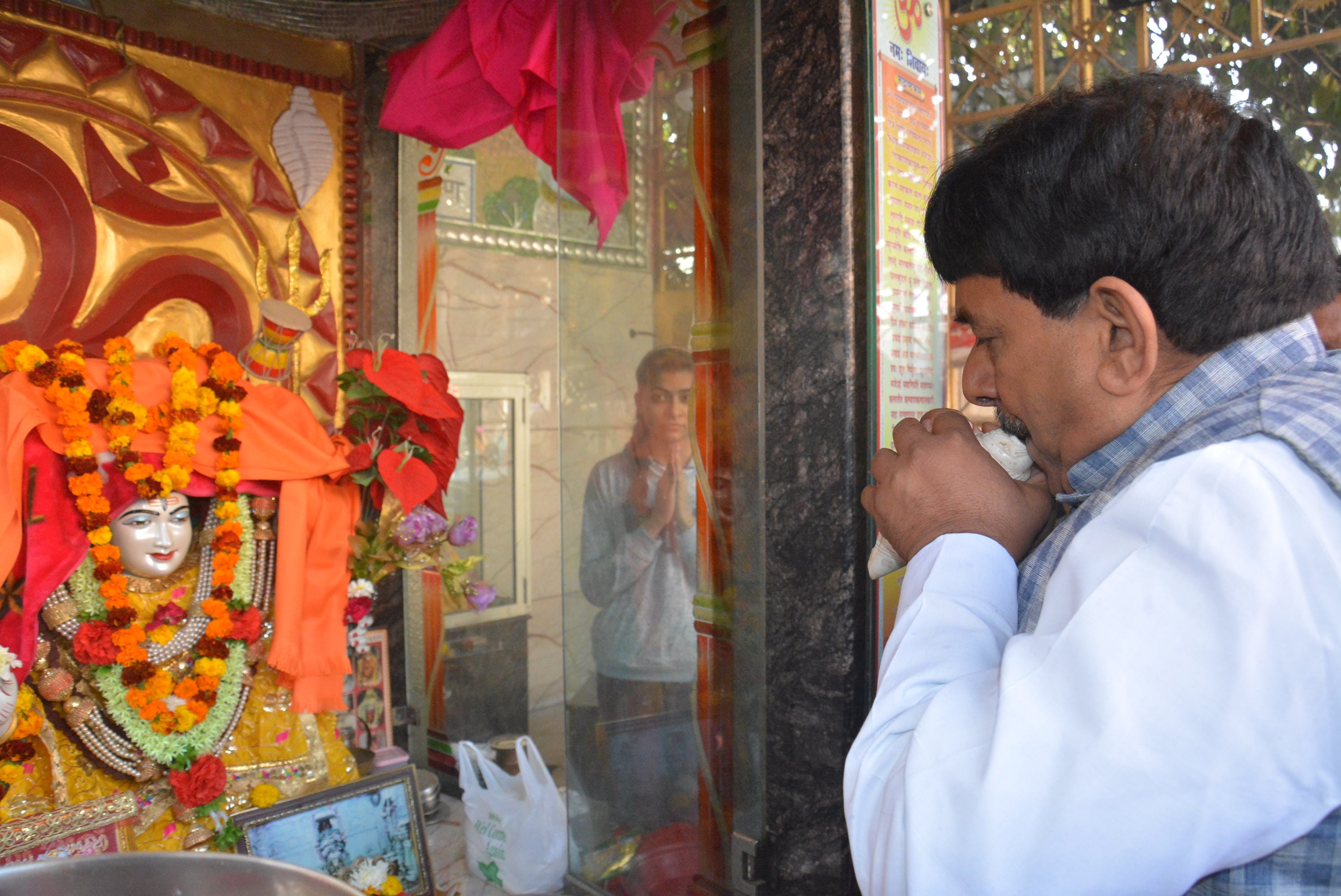 नव वर्ष पर शंखनाद करते राज्यमंत्री कपिलदेव अग्रवाल। नव वर्ष पर शंखनाद करते राज्यमंत्री कपिलदेव अग्रवाल।