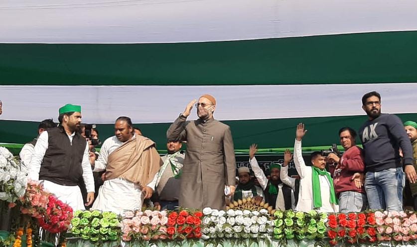 भीड़ का सलाम लेते असदुद्दीन ओवैसी भीड़ का सलाम लेते असदुद्दीन ओवैसी
