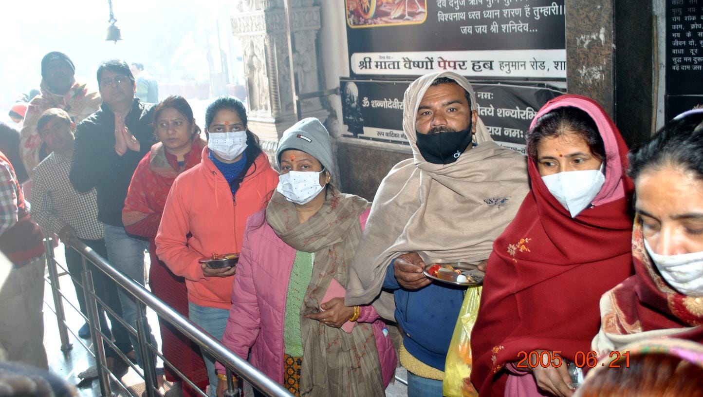 शामली हनुमान धाम पर  शनि देव मंदिर में पूजा करने के लिए श्रद्घालुओं की लगी कतार