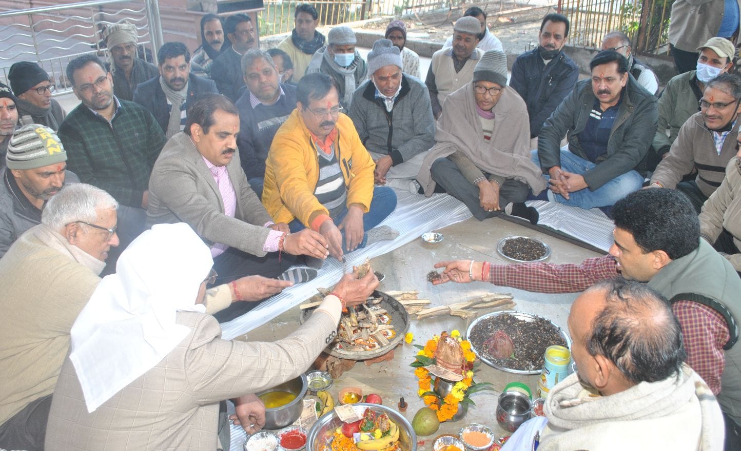 शामली हनुमान धाम पर हवन करते दवा विक्रेता
