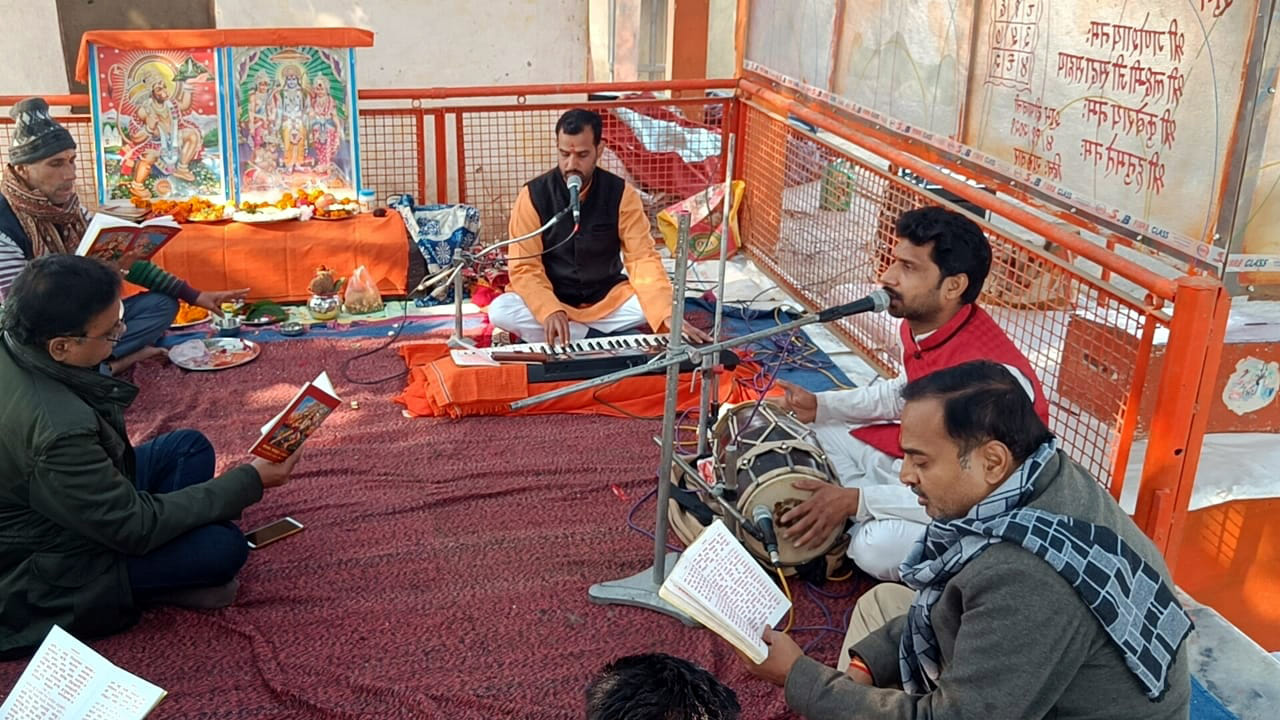 नववर्ष पर गल्ला मंडी में सुंदरकांड का पाठ कराते व्यापारी। संवाद नववर्ष पर गल्ला मंडी में सुंदरकांड का पाठ कराते व्यापारी। संवाद
