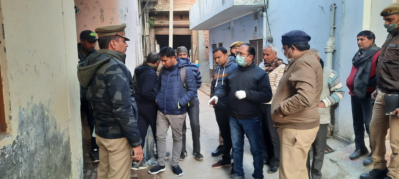 मौके पर पूछताछ करते सीओ दुर्गा प्रसाद तिवारी मौके पर पूछताछ करते सीओ दुर्गा प्रसाद तिवारी