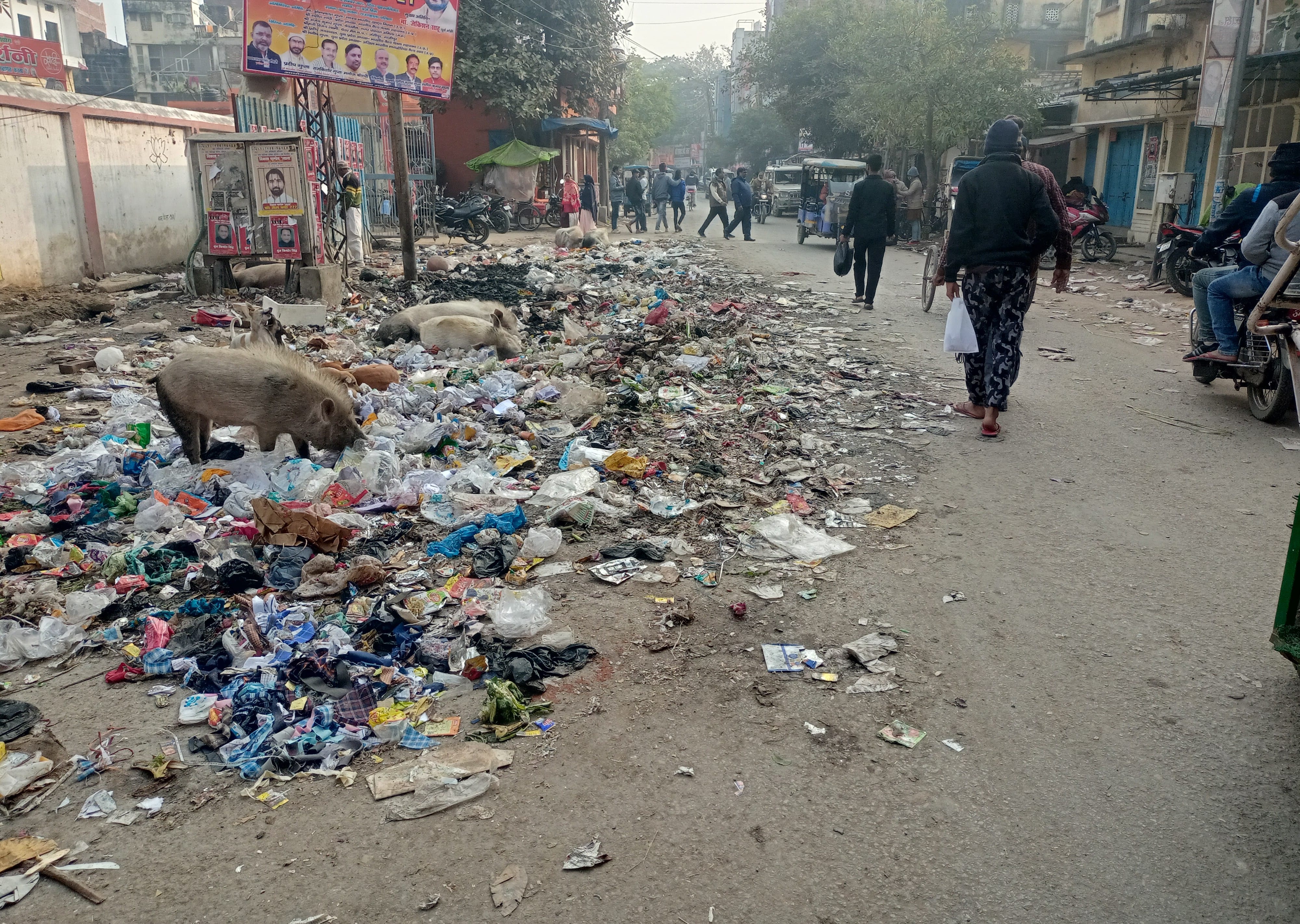 नगर के टाउन हाल बापू भवन के समीप सड़क पर फैला कूड़ा तथा आवागमन करते लोग। नगर के टाउन हाल बापू भवन के समीप सड़क पर फैला कूड़ा तथा आवागमन करते लोग।