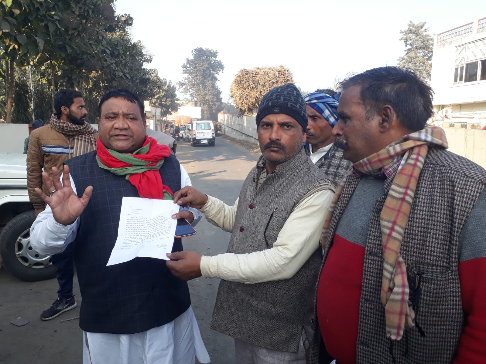 तहरीर के साथ दर्जा प्राप्त राज्यमंत्री उदयवीर कश्यप तहरीर के साथ दर्जा प्राप्त राज्यमंत्री उदयवीर कश्यप