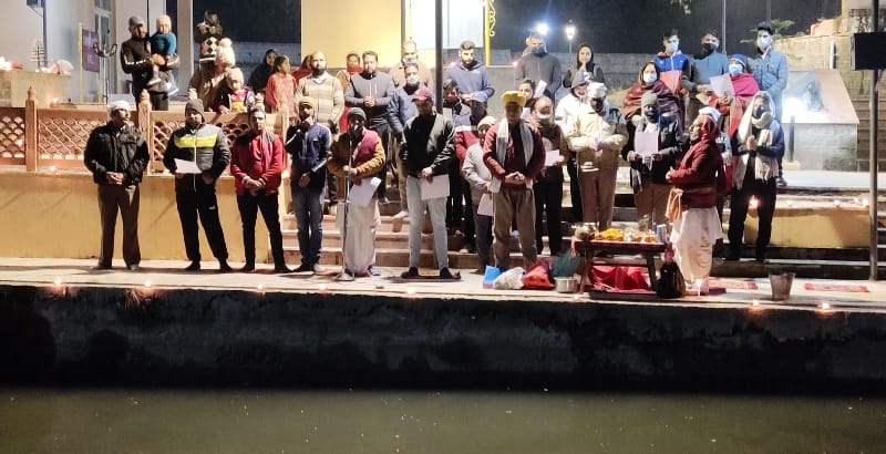 नववर्ष पर ऊधमपुर के देविका तट पर देविका मैया की आरती की गई नववर्ष पर ऊधमपुर के देविका तट पर देविका मैया की आरती की गई