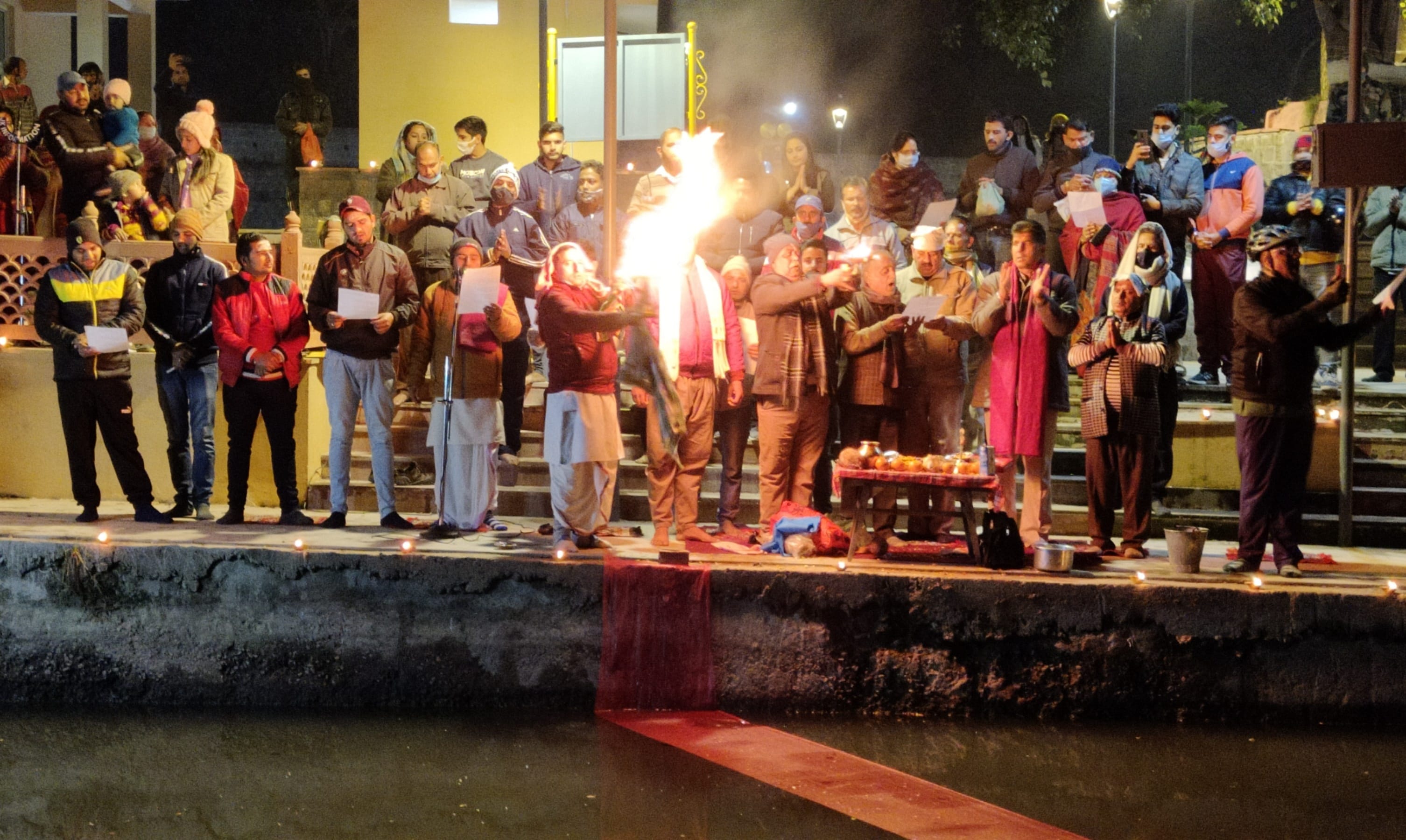नववर्ष पर ऊधमपुर के देविका तट पर देविका मैया की आरती की गई नववर्ष पर ऊधमपुर के देविका तट पर देविका मैया की आरती की गई