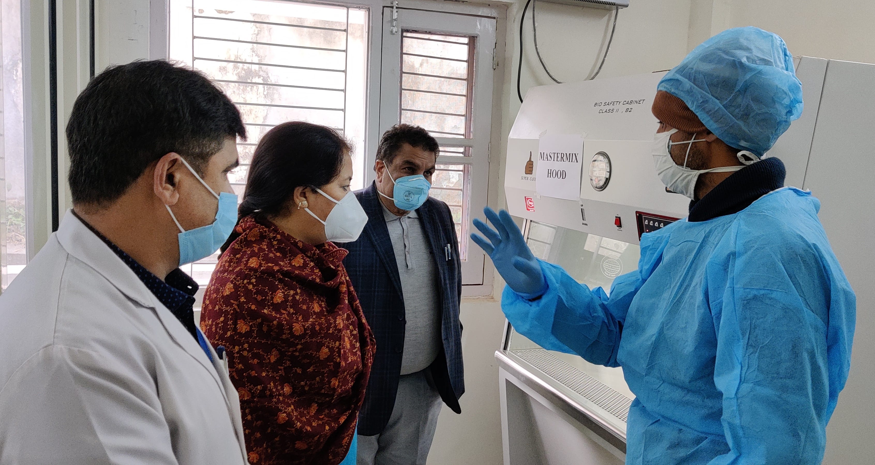 ऊधमपुर के जिला अस्पताल में आरटीपीसीआर लैव का उद्घाटन करते हुए जिला आयुक्त ऊधमपुर तथा लैव की जानक?