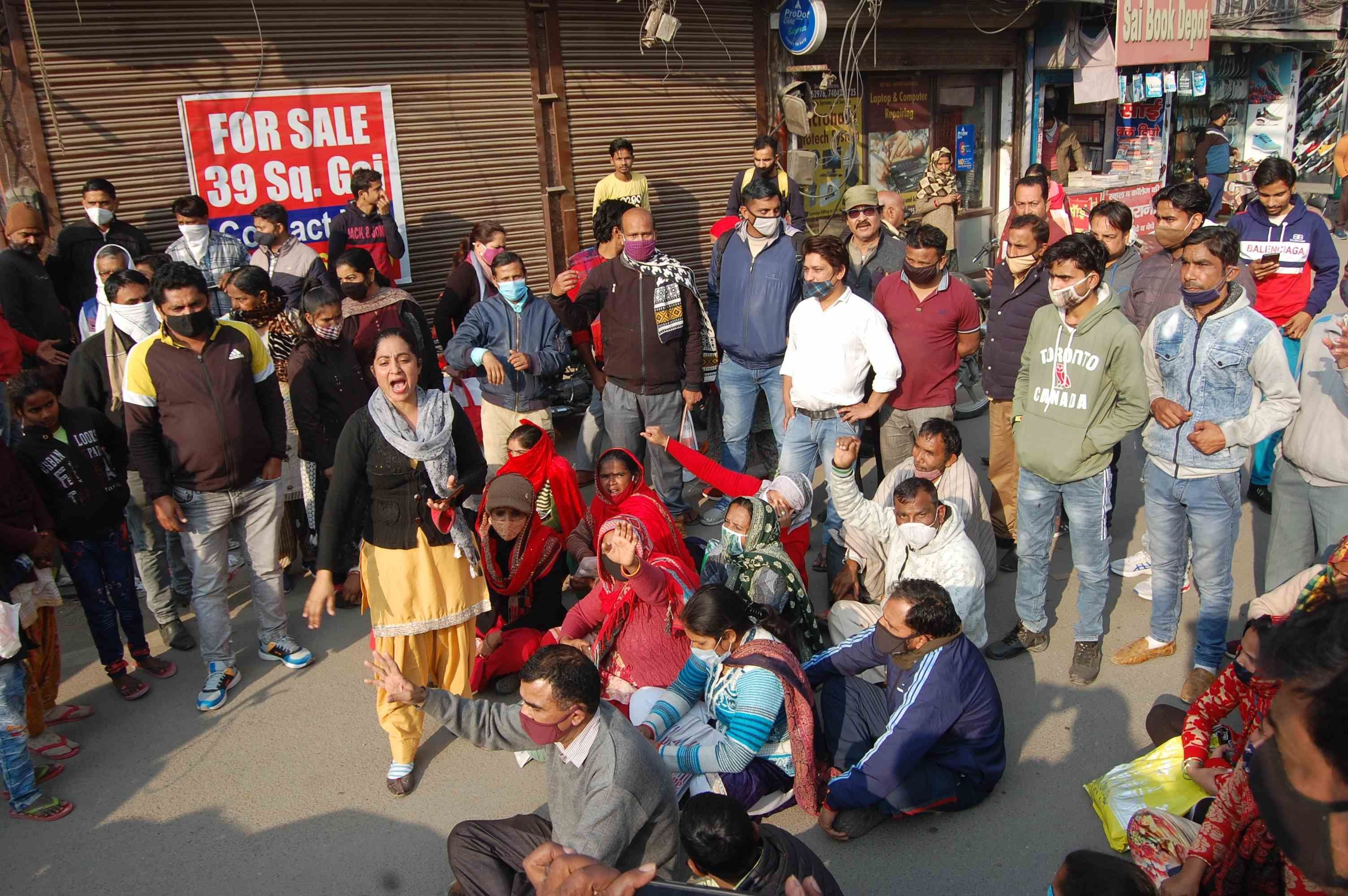 नियम 134ए के तहत विद्यार्थियों को निजी स्कूलों में दाखिला दिलवाने की मांग को लेकर गीता भवन चौक पर ज? नियम 134ए के तहत विद्यार्थियों को निजी स्कूलों में दाखिला दिलवाने की मांग को लेकर गीता भवन चौक पर ज?