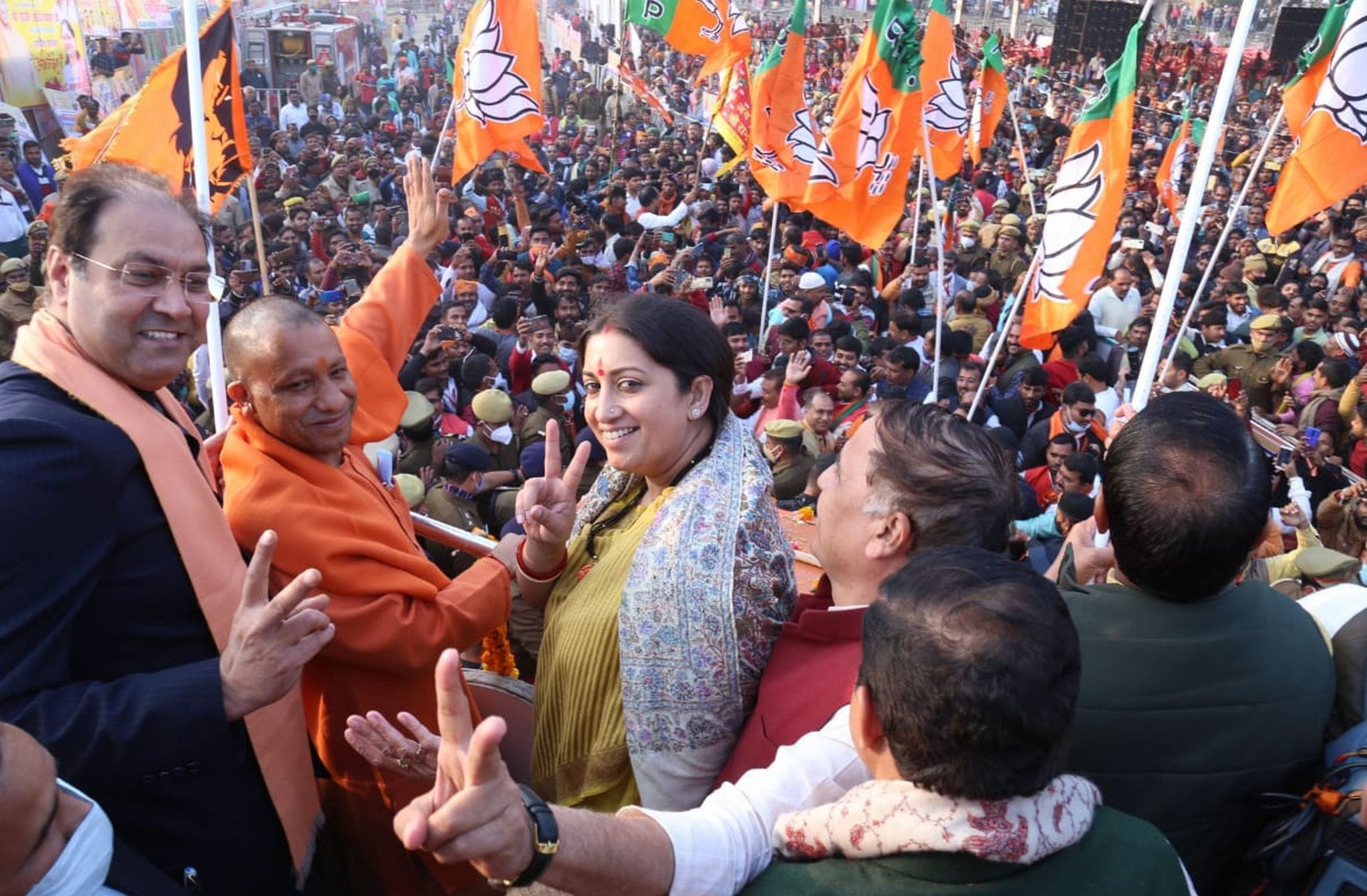 47 : जगदीशपुर : जनविश्वास यात्रा के दौरान उमड़ी भीड़ व लोगों का अभिवादन करते मुख्यमंत्री। -संवाद 47 : जगदीशपुर : जनविश्वास यात्रा के दौरान उमड़ी भीड़ व लोगों का अभिवादन करते मुख्यमंत्री। -संवाद