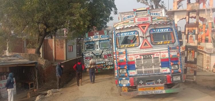 Auraiya News – Embouteillage de 12 heures au passage à niveau en raison du blocage de deux camions