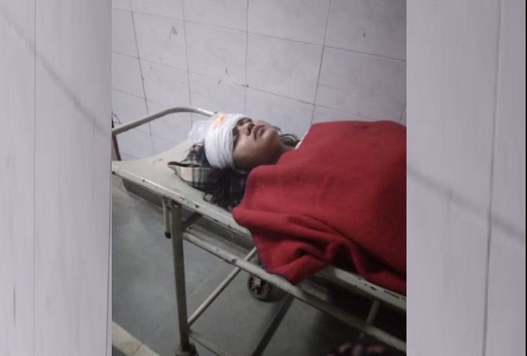 Lucknow : la fille qui est tombée du dôme de l’Imambara a été blessée à cause d’un selfie, un accident s’est déjà produit.  Lucknow : La fille qui est tombée du dôme de l’Imambara a été blessée à cause d’un selfie, un accident s’est déjà produit.