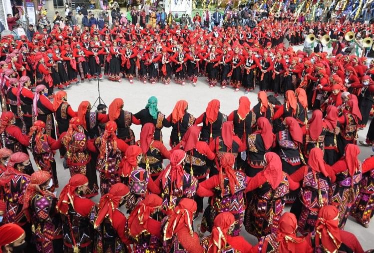 Karnaval Musim Dingin Manali 2022 Mahila Mandal Women Perform Kullu Nati