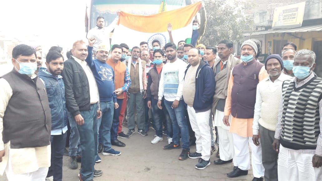 तिरंगे के साथ रवाना होते भाजपा कार्यकर्ता तिरंगे के साथ रवाना होते भाजपा कार्यकर्ता
