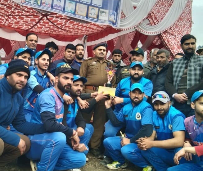 फोटो..किश्तवाड़ के दच्छन में शहीदों की याद में करवाया क्र्किट टूर्नामेंट समाप्त