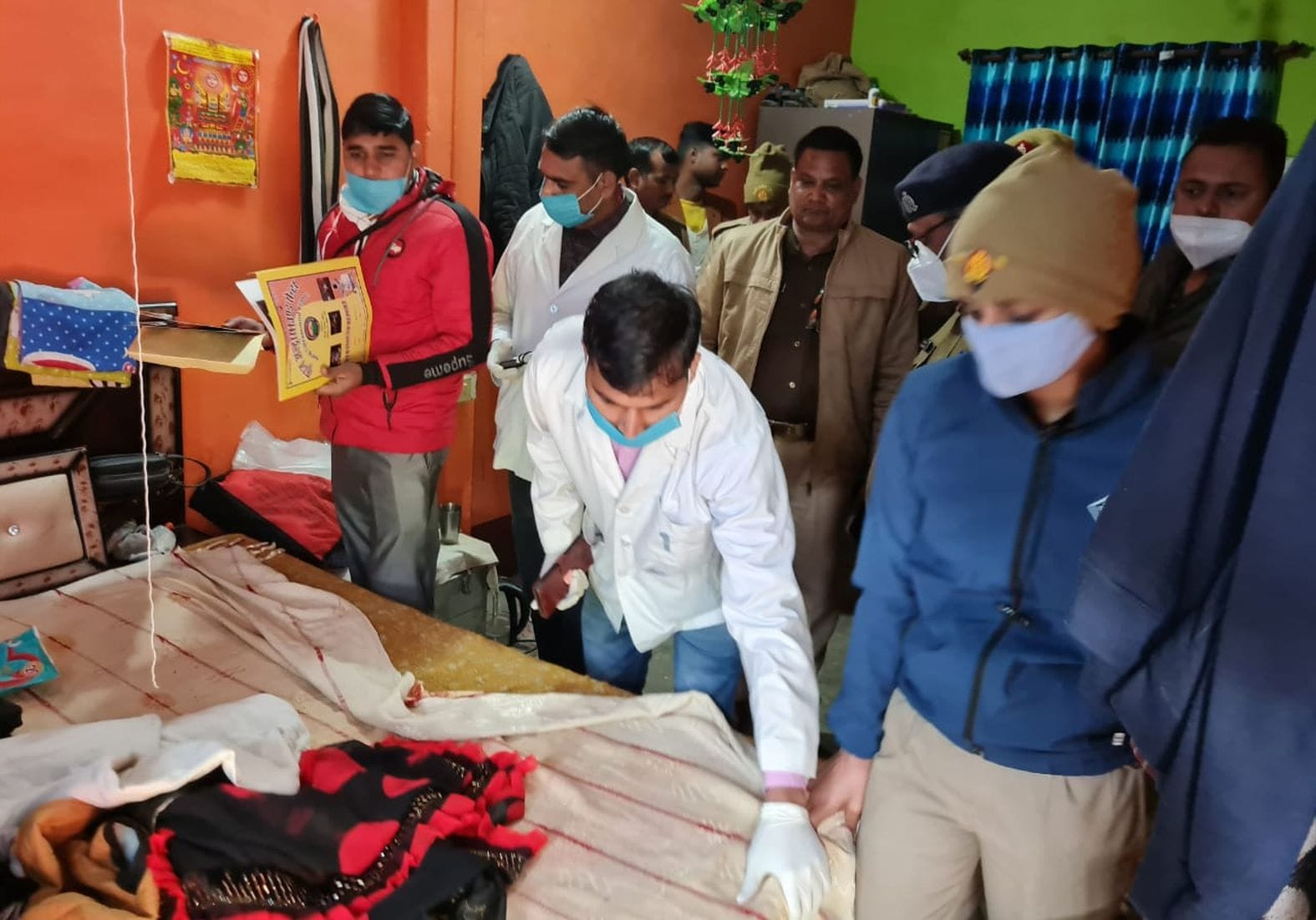 गांव खिरिया मुकुंद में जांच करती फोरेंसिक टीम। संवाद