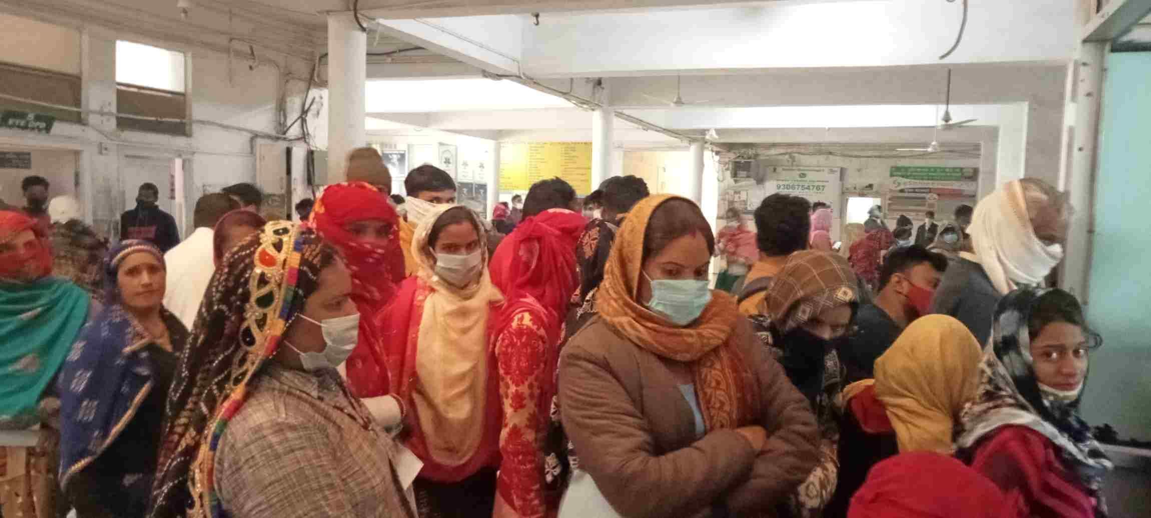 नागरिक अस्पताल में लगी मरीजों की लाइन । संवाद नागरिक अस्पताल में लगी मरीजों की लाइन । संवाद