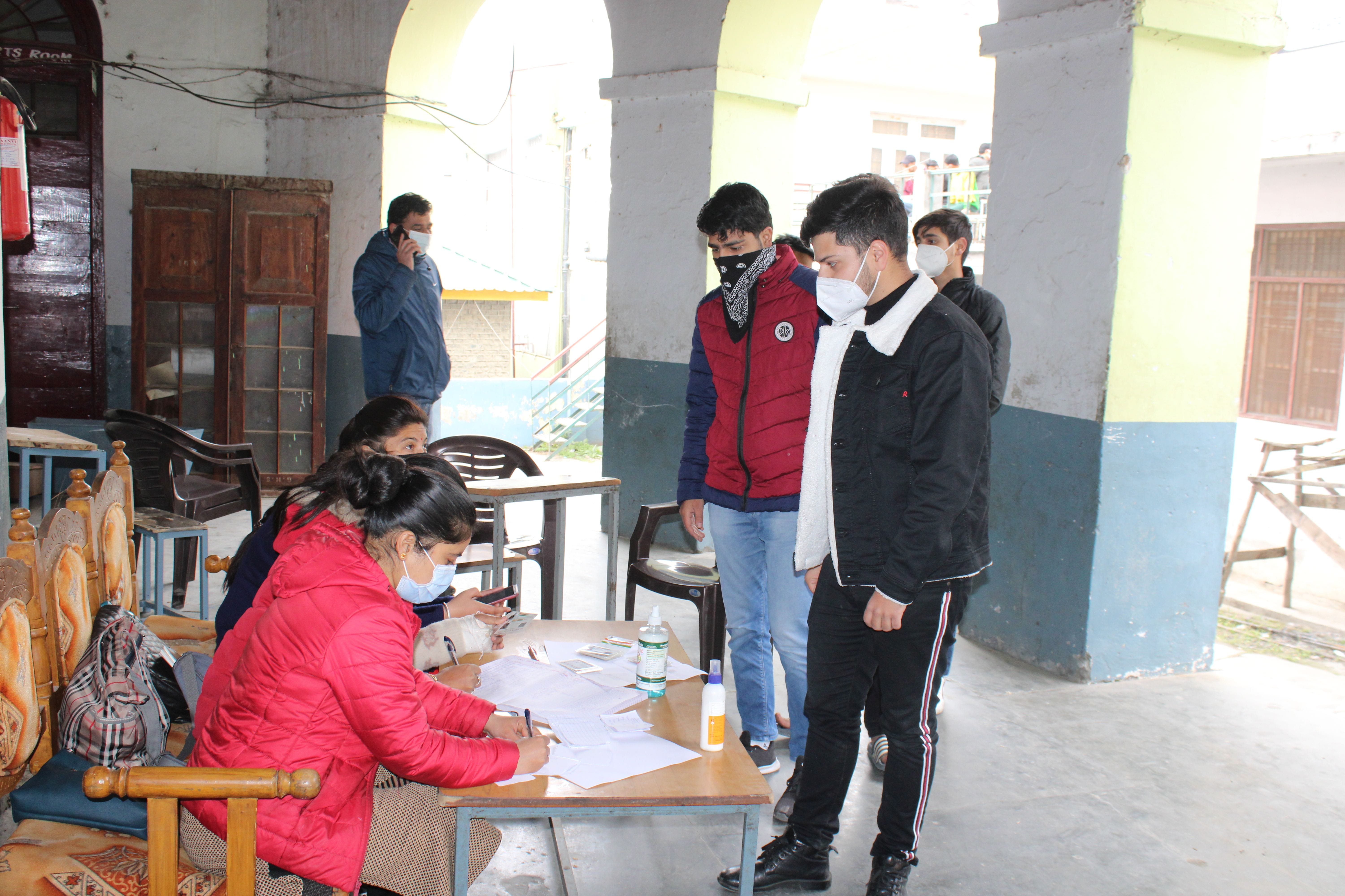 बॉय स्कूल चंबा में टीकाकरण के लिये पंजीकरण करवाते छात्र। बॉय स्कूल चंबा में टीकाकरण के लिये पंजीकरण करवाते छात्र।