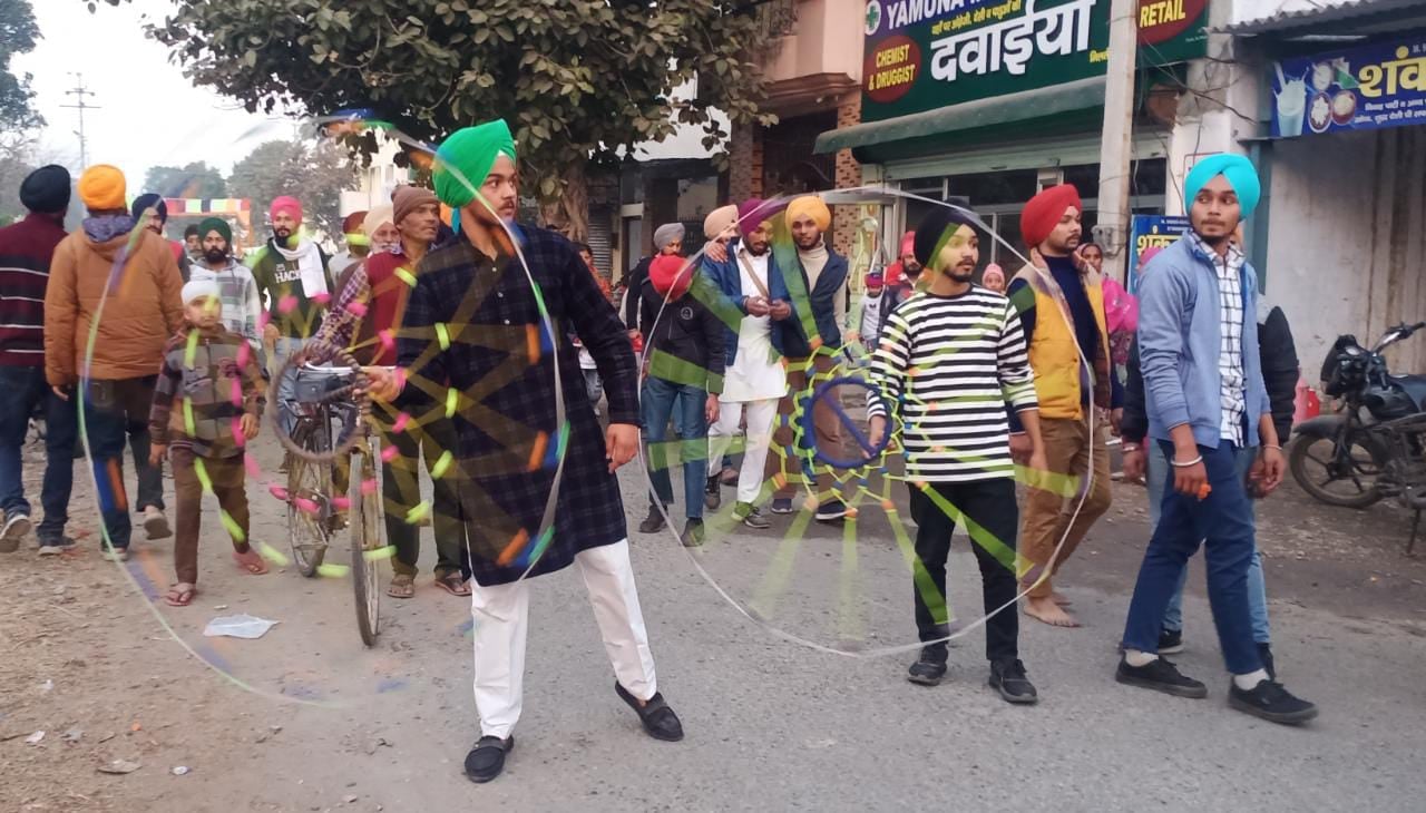 नगर कीर्तन के दौरान करतब दिखाते गतका पार्टी के सदस्य। संवाद नगर कीर्तन के दौरान करतब दिखाते गतका पार्टी के सदस्य। संवाद