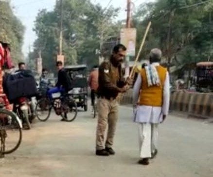 कचहरी के बगल चौराहे पर बुजुर्ग को लाठी लेकर डराता नशे में धुत सिपाही। संवाद