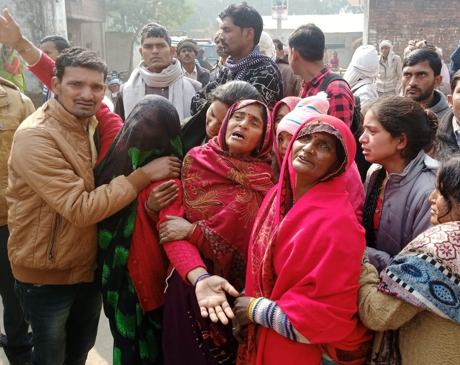 गांव खिरिया मुकुंद में रोते बिलखते मोहिनी के परिजन। संवाद