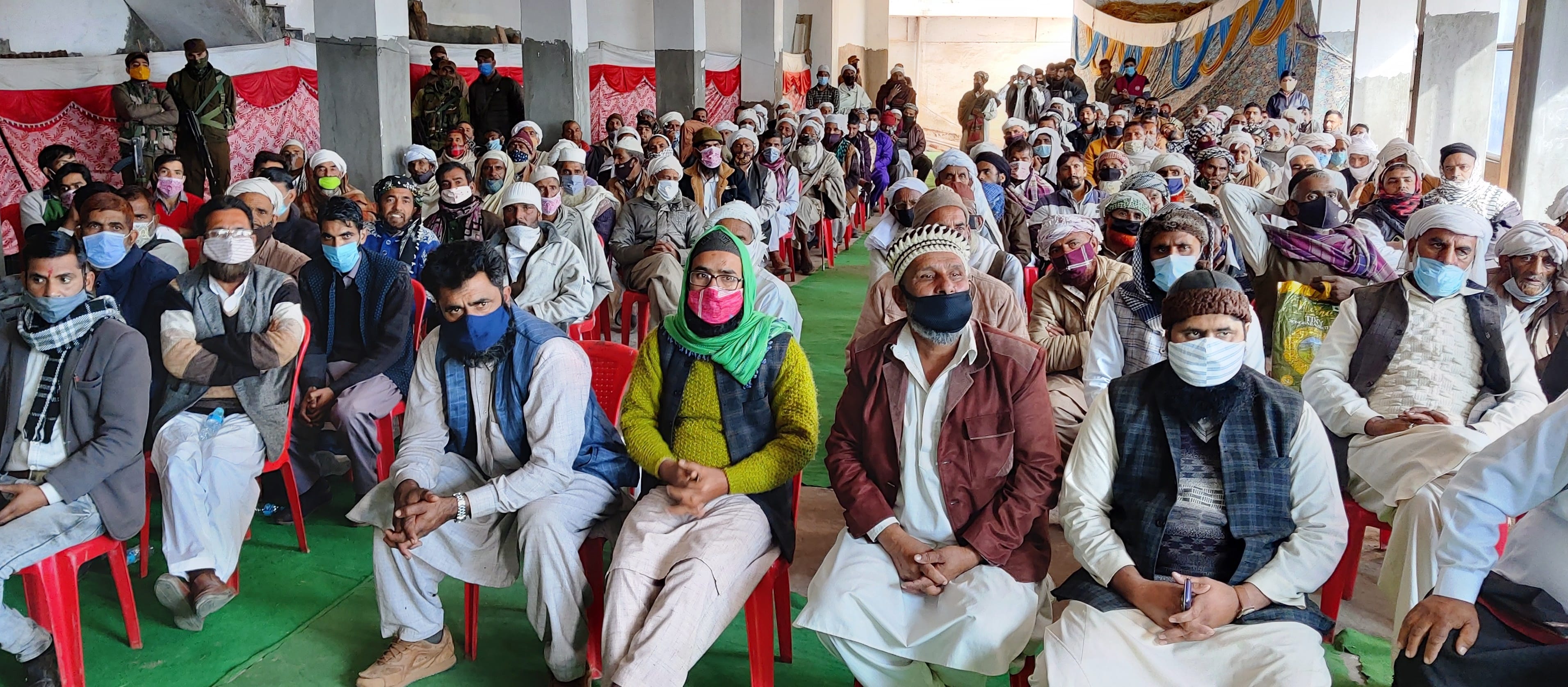 एसएसपी ऊधमपुर डॉ विनोद कुमार संबोधित करते हुए तथा कार्यक्रम में उपस्थित गुज्जर व बकरवाल समुदाय ? एसएसपी ऊधमपुर डॉ विनोद कुमार संबोधित करते हुए तथा कार्यक्रम में उपस्थित गुज्जर व बकरवाल समुदाय ?