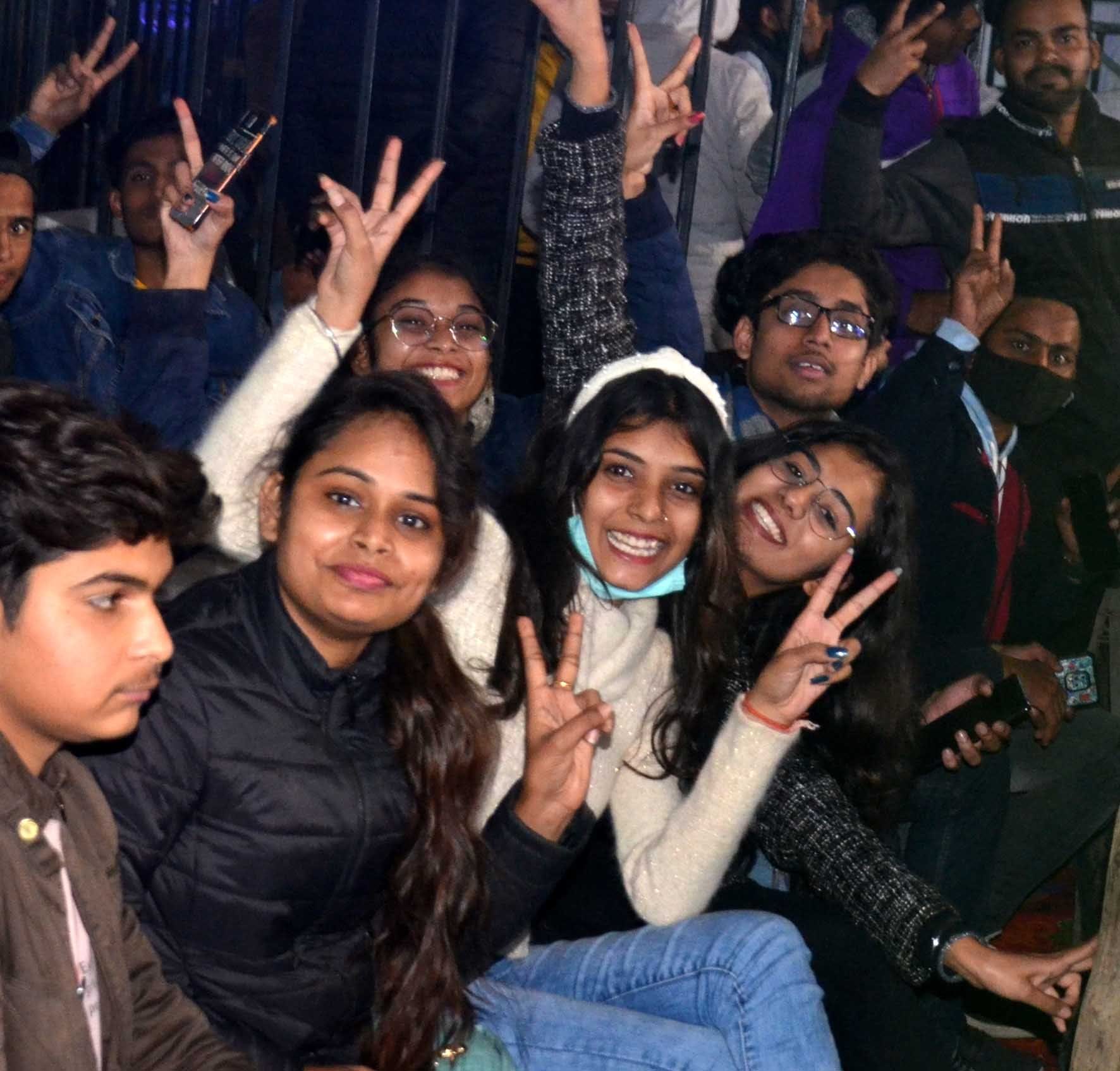 नुमाइश कोहिनूर मंच पर पंजाबी नाइट काका में मस्ती करती युवतियां। नुमाइश कोहिनूर मंच पर पंजाबी नाइट काका में मस्ती करती युवतियां।