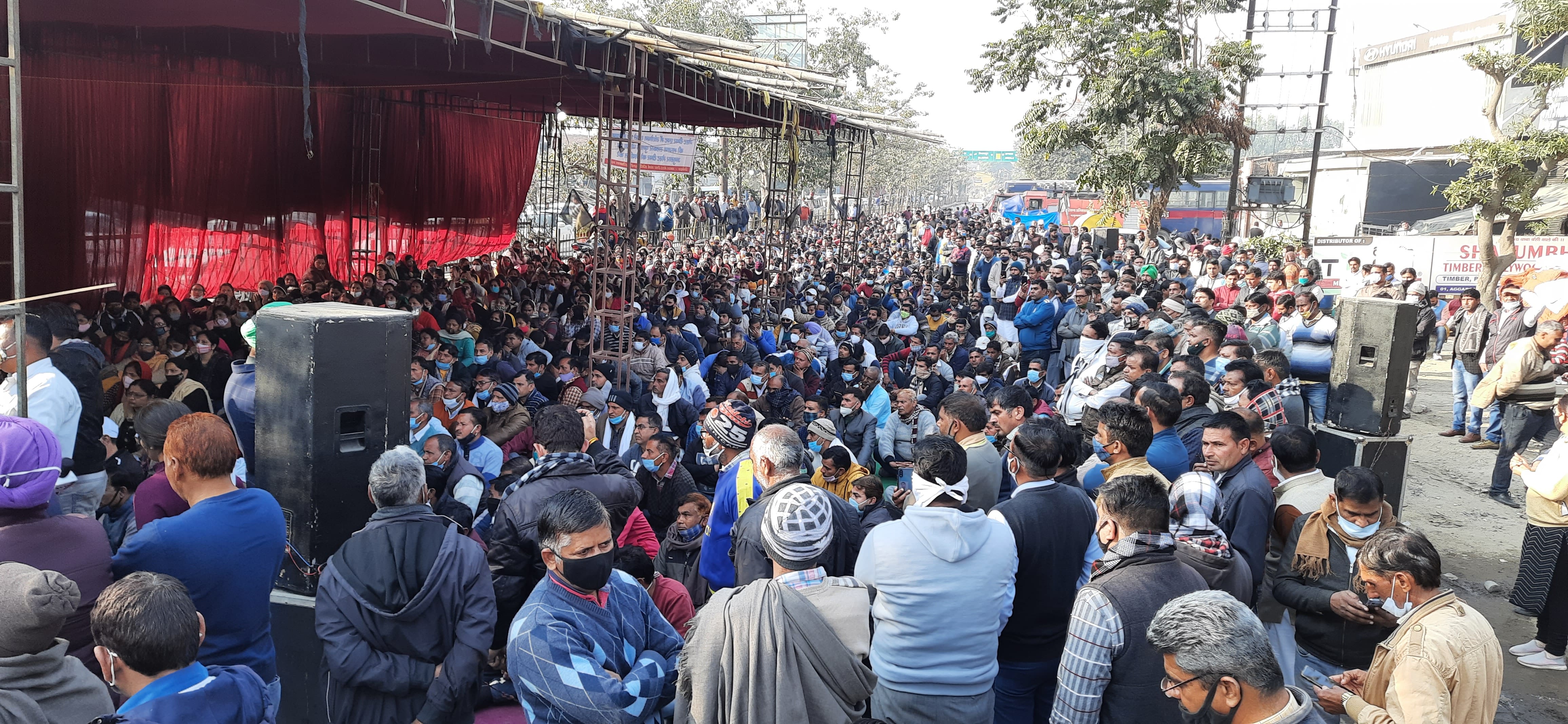 पुराना सहानपुर हाईवे पर जुटे राज्यभर के अतिथि अध्यापक। संवाद पुराना सहानपुर हाईवे पर जुटे राज्यभर के अतिथि अध्यापक। संवाद