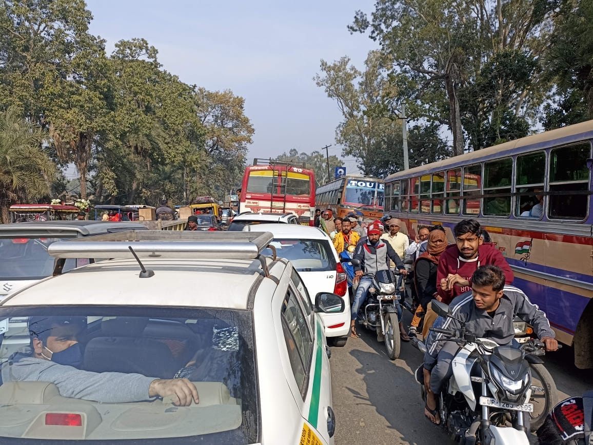 जीटी रोड पर तिगाई के निकट लगा वाहनों का जाम