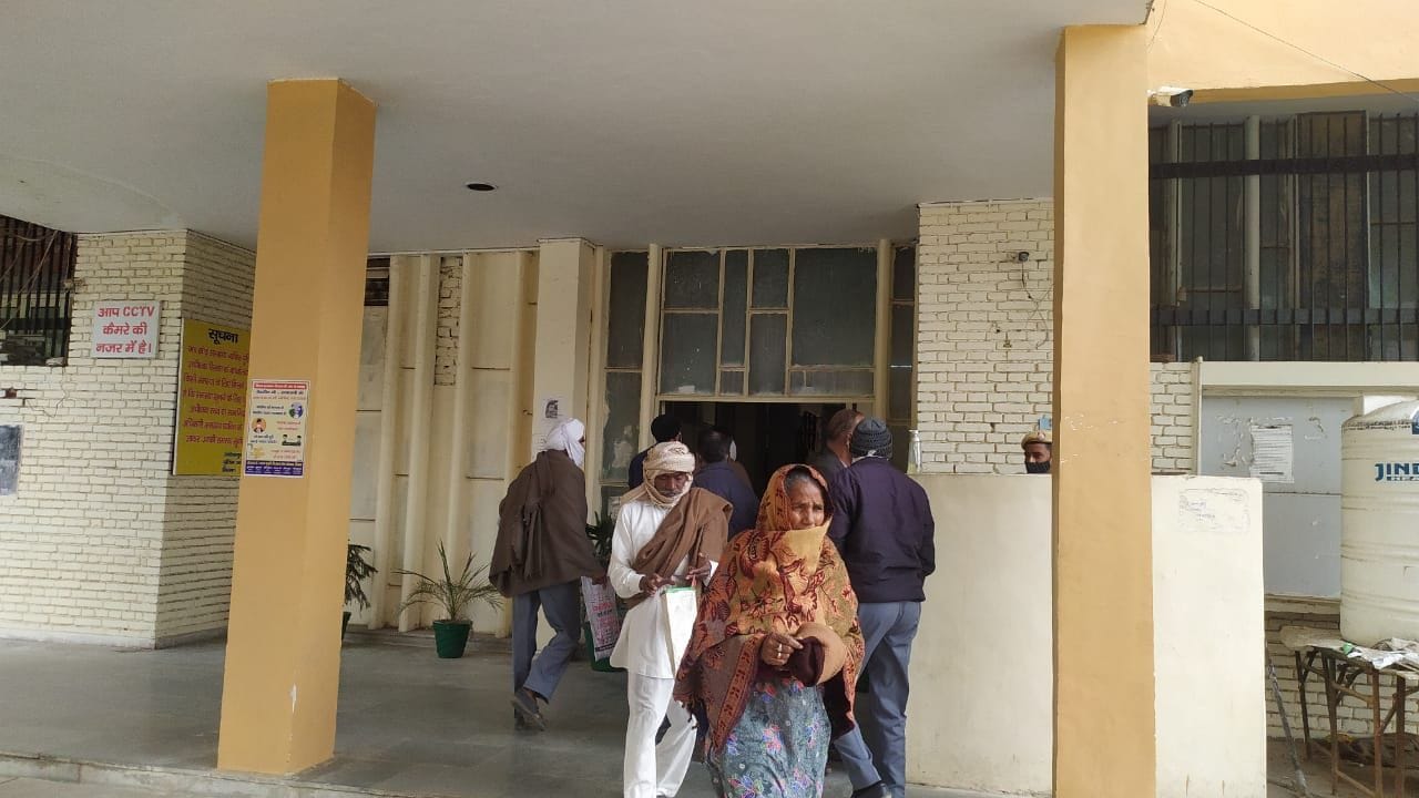 पुलिस अधीक्षक कार्यालय से बाहर आते लोग, यहां प्रमाण पत्र जांचने वाला कोई नहीं है।