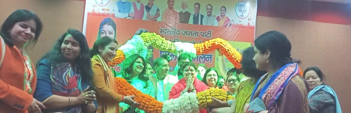 सम्मेलन में मुख्य अतिथि को फूल माला पहनाकर स्वागत करते हुए। सम्मेलन में मुख्य अतिथि को फूल माला पहनाकर स्वागत करते हुए।