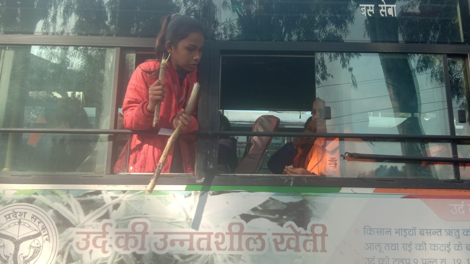 खतौली में गन्ने का आनंद लेते खिलाड़ी खतौली में गन्ने का आनंद लेते खिलाड़ी