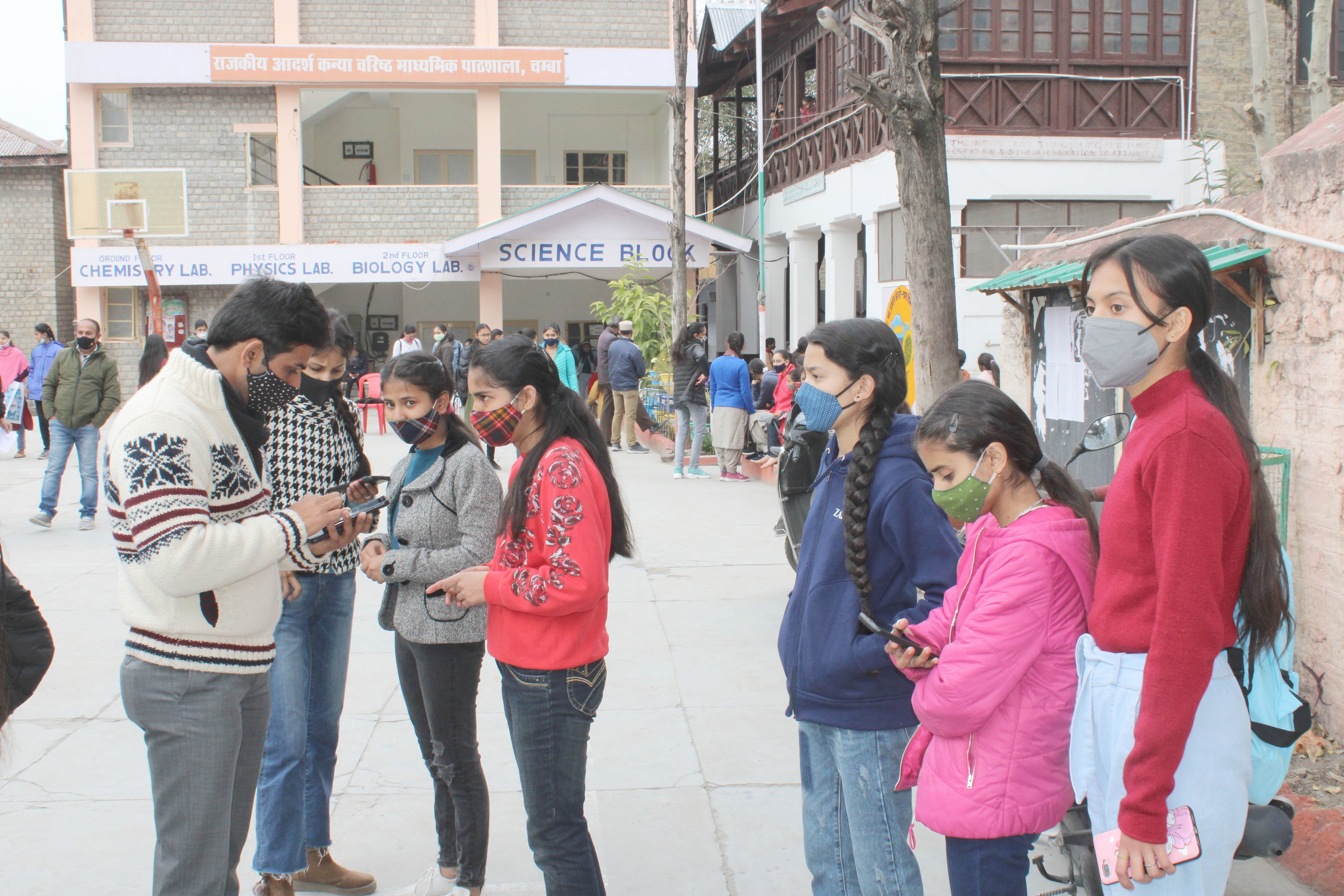 कन्या स्कूल चंबा में वैक्सीन लगवाने के लिये पंजीकरण करता अध्यापक। कन्या स्कूल चंबा में वैक्सीन लगवाने के लिये पंजीकरण करता अध्यापक।