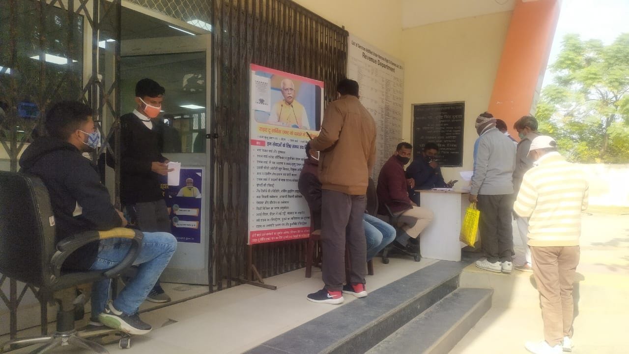 सरल केंद्र के बाहर तैनात टीम जिसने लोगों के टीकाकरण प्रमाण पत्र जांचे।