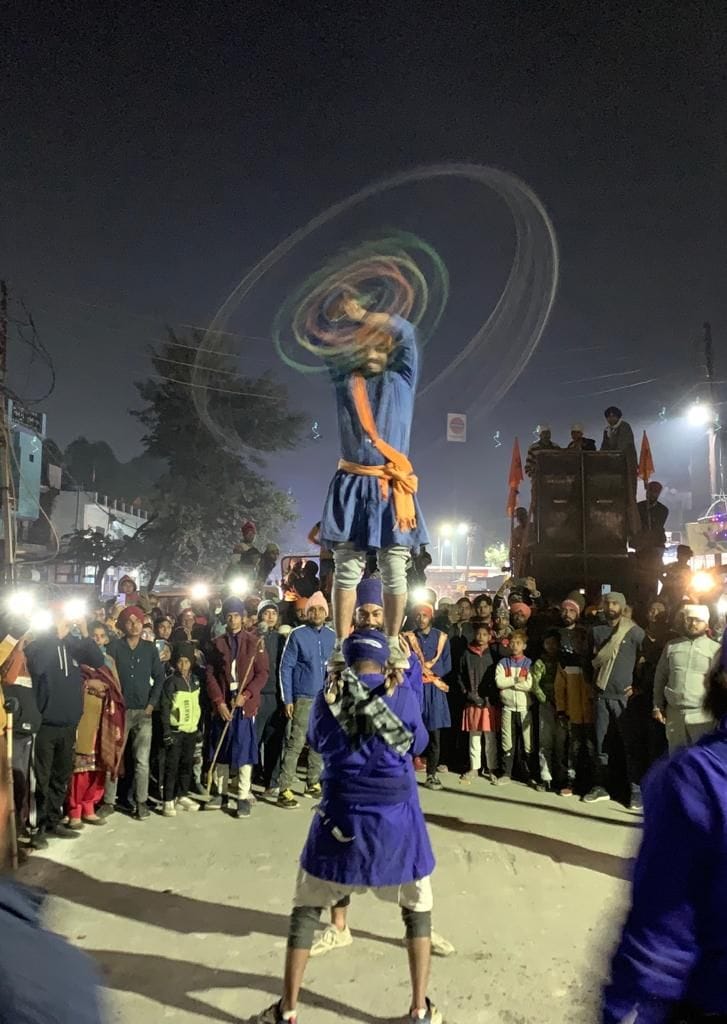 केलाखेड़ा में नगर कीर्तन में करतब दिखाती गतका पार्टी। केलाखेड़ा में नगर कीर्तन में करतब दिखाती गतका पार्टी।