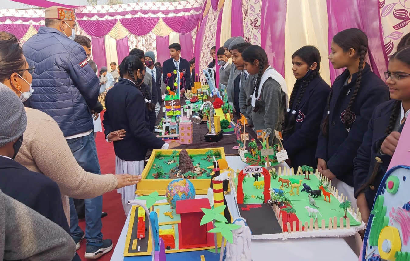 गुरूकुल पब्लिक स्कूल में विज्ञान प्रदर्शनी में आकर्षक मॉडलों का अवलोकन करते अतिथि गुरूकुल पब्लिक स्कूल में विज्ञान प्रदर्शनी में आकर्षक मॉडलों का अवलोकन करते अतिथि