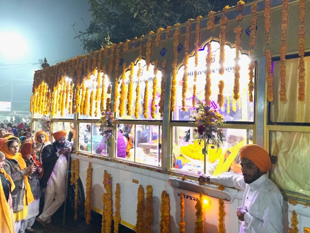 केलाखेड़ा में नगर कीर्तन में पालकी साहिब के साथ संगत। केलाखेड़ा में नगर कीर्तन में पालकी साहिब के साथ संगत।