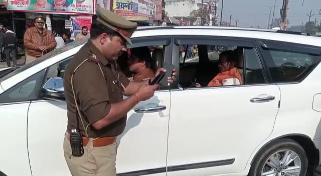 खतौली में विधायक विक्रम सैनी से रोककर जानकारी लेती पुलिस