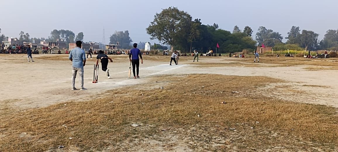 छिवलहा में टूर्नामेंट में खेलते खिलाड़ी। संवाद छिवलहा में टूर्नामेंट में खेलते खिलाड़ी। संवाद