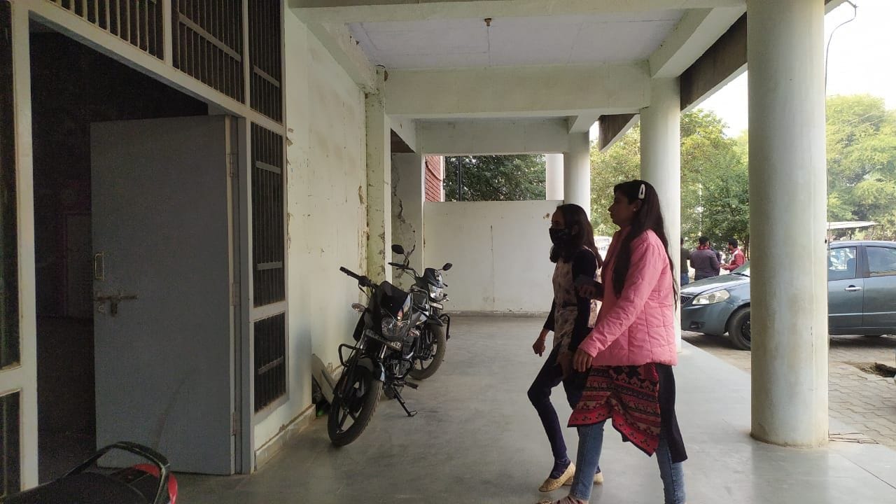 लघु सचिवालय के पिछले दरवाजे से प्रवेश करती युवतियां।
