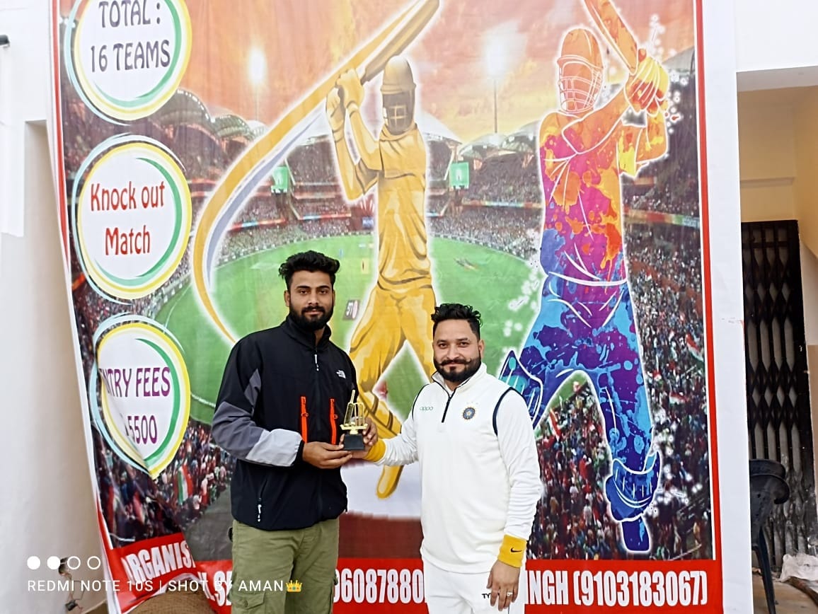 नेशनल कल्ब के गेंदबाज विजयपाल सिंह को मैन आफ द मैच देते हुए आयोजक। नेशनल कल्ब के गेंदबाज विजयपाल सिंह को मैन आफ द मैच देते हुए आयोजक।
