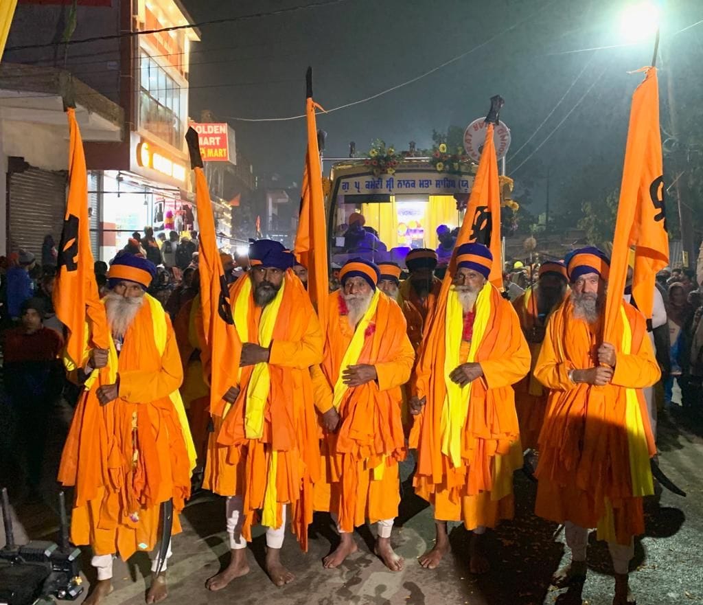 केलाखेड़ा में नगर कीर्तन में पंच प्यारे। केलाखेड़ा में नगर कीर्तन में पंच प्यारे।