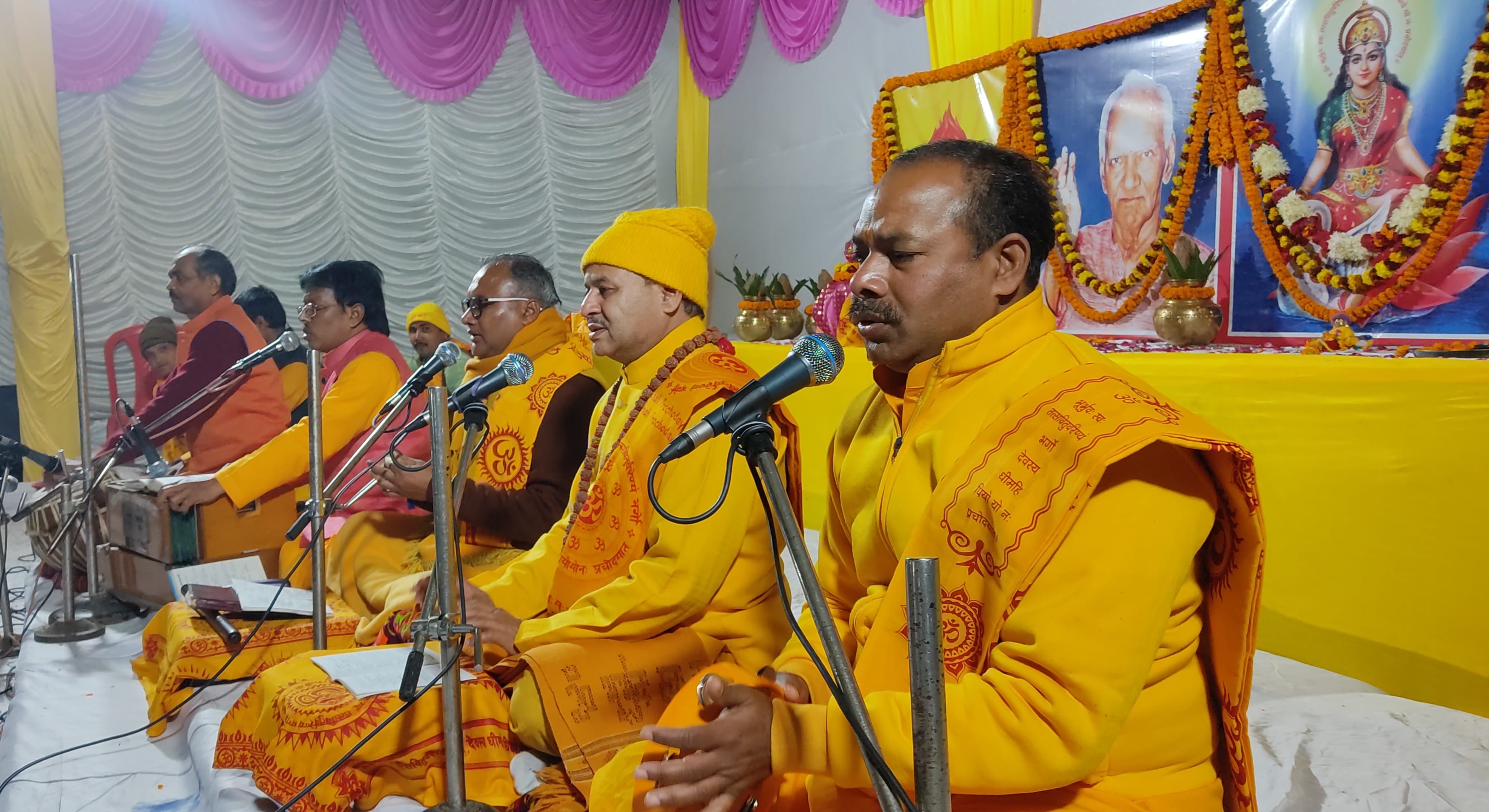 गायत्री शक्तिपीठ पर चल रहे यज्ञ के दौरान संगीतमय प्रवचन करते गायत्री परिवार के सदस्य।