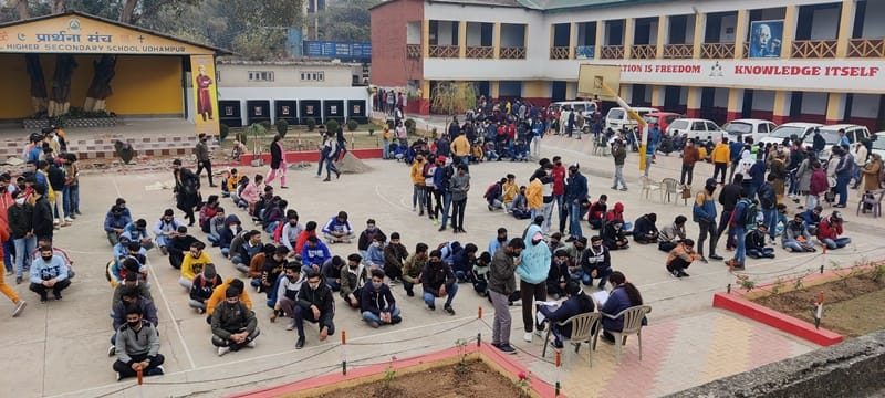 उधमपुर के शहीद इंस्पेक्टर कमल सिंह हायर सेकेंडरी स्कूल में वैक्सीनेशन का उद्घाटन करते हुए मुख्य उधमपुर के शहीद इंस्पेक्टर कमल सिंह हायर सेकेंडरी स्कूल में वैक्सीनेशन का उद्घाटन करते हुए मुख्य